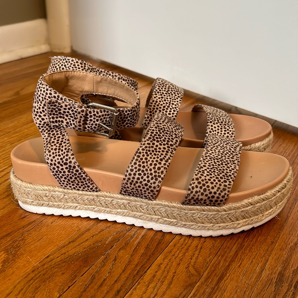 Universal thread polka dot platform sandals